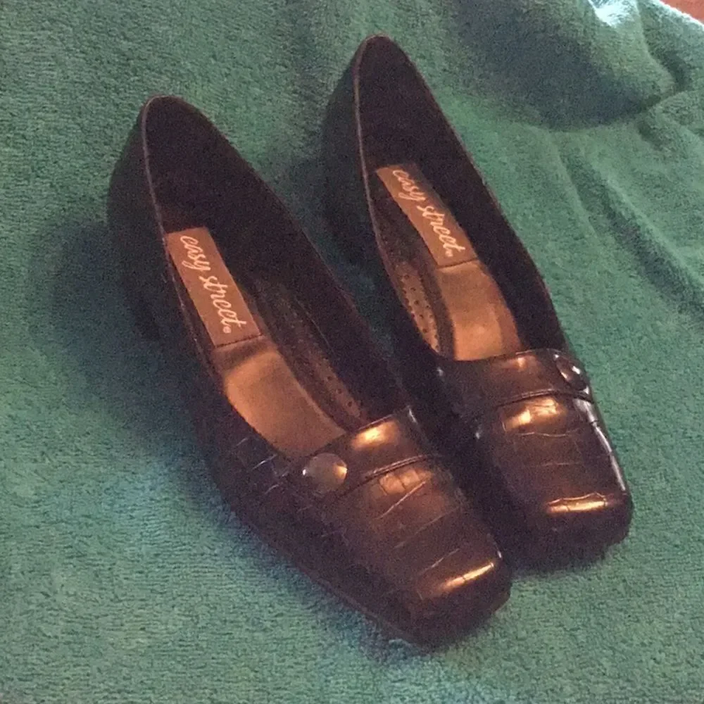 Career shoe by EASY STREET in size 11M with slight heel in black